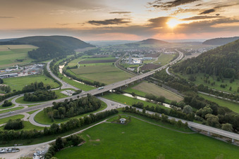 Vue aérienne de Sortie d'autoroute de l'A81 sur la B31 avant le Geisinger Steige à le quartier Hausen in Geisingen dans le département Bade-Wurtemberg, Allemagne