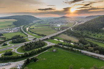 Photographie aérienne de Sortie d'autoroute de l'A81 sur la B31 avant le Geisinger Steige à le quartier Hausen in Geisingen dans le département Bade-Wurtemberg, Allemagne