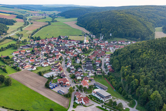 Vue aérienne de Quartier Kirchen in Geisingen dans le département Bade-Wurtemberg, Allemagne