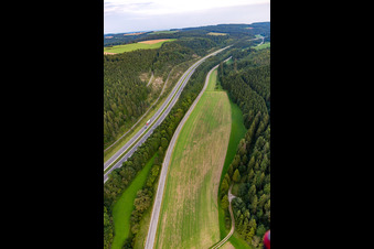 Vue aérienne de Geisinger Steige A81 à le quartier Kirchen in Geisingen dans le département Bade-Wurtemberg, Allemagne