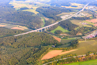 Vue aérienne de Pont de la vallée de l'A81 sur le Talbach avec la B491 à Engen dans le département Bade-Wurtemberg, Allemagne