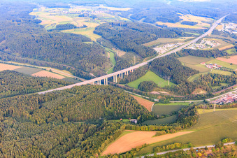 Vue aérienne de Pont de la vallée de l'A81 sur le Talbach avec la B491 à Engen dans le département Bade-Wurtemberg, Allemagne