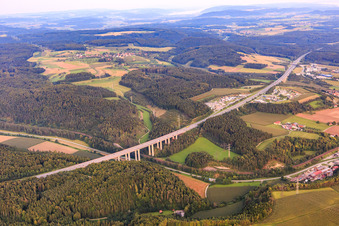 Photographie aérienne de Pont de la vallée de l'A81 sur le Talbach avec la B491 à Engen dans le département Bade-Wurtemberg, Allemagne