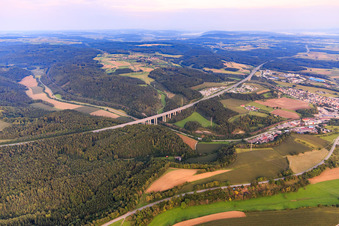 Vue oblique de Pont de la vallée de l'A81 sur le Talbach avec la B491 à Engen dans le département Bade-Wurtemberg, Allemagne