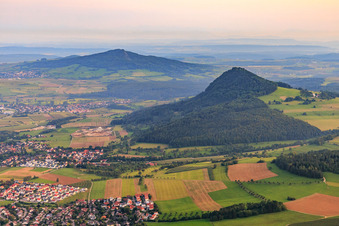 Vue aérienne de Vue des volcans Hegau depuis le nord-est à Engen dans le département Bade-Wurtemberg, Allemagne