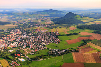 Vue aérienne de Vue du village depuis le nord-est avec le camping Sonnental, la piscine d'aventure Hui et la vue sur les volcans Hegau à Engen dans le département Bade-Wurtemberg, Allemagne