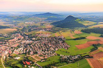 Vue aérienne de Vue du village depuis le nord-est avec vue sur les volcans Hegau à Engen dans le département Bade-Wurtemberg, Allemagne