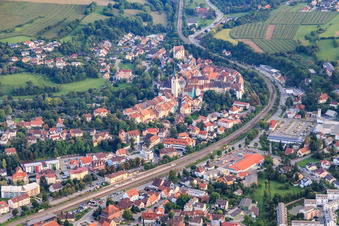 Photographie aérienne de Vieille ville avec l'Assomption de Marie au-delà de la voie ferrée à Engen dans le département Bade-Wurtemberg, Allemagne