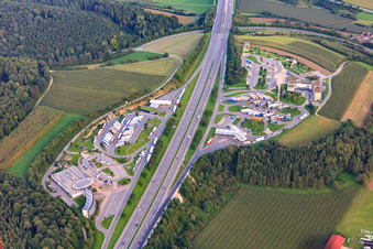 Vue aérienne de Aire de repos d'autoroute à toit solaire à Hegau - OST sur l'A81 à Engen dans le département Bade-Wurtemberg, Allemagne