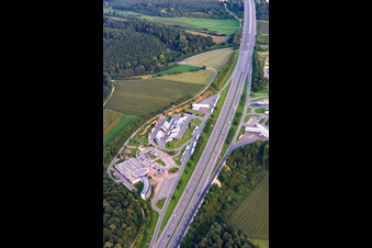 Vue aérienne de Aire de repos d'autoroute à toit solaire à Hegau - OST sur l'A81 à Engen dans le département Bade-Wurtemberg, Allemagne