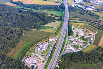 Photographie aérienne de Aire de repos d'autoroute à toit solaire à Hegau - OST sur l'A81 à Engen dans le département Bade-Wurtemberg, Allemagne