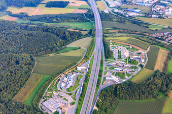 Vue oblique de Aire de repos d'autoroute à toit solaire à Hegau - OST sur l'A81 à Engen dans le département Bade-Wurtemberg, Allemagne
