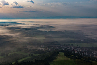 Vue aérienne de Brouillard sur le lac de Constance à le quartier Güttingen in Radolfzell am Bodensee dans le département Bade-Wurtemberg, Allemagne