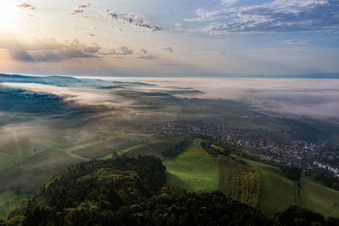 Vue aérienne de Sous la brume matinale à le quartier Stahringen in Radolfzell am Bodensee dans le département Bade-Wurtemberg, Allemagne
