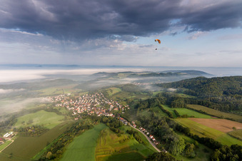 Vue aérienne de Parapentes au-dessus des champs devant le lac de Constance enveloppés dans le brouillard matinal à le quartier Güttingen in Radolfzell am Bodensee dans le département Bade-Wurtemberg, Allemagne