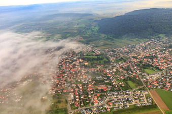 Vue aérienne de Vue de la ville depuis le sud à moitié couverte par les nuages à Steißlingen dans le département Bade-Wurtemberg, Allemagne