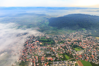 Vue aérienne de Vue de la ville depuis le sud à moitié couverte par les nuages à Steißlingen dans le département Bade-Wurtemberg, Allemagne