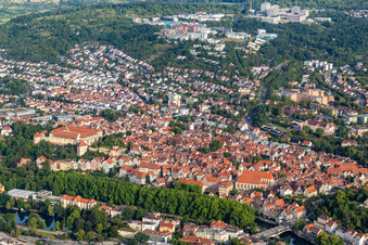 Vue aérienne de Vue de la ville du centre-ville depuis le château de Hohentübingen sur le Neckar, la vieille ville jusqu'à la collégiale Saint-Georges à Tübingen dans le département Bade-Wurtemberg, Allemagne