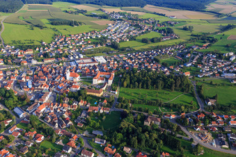 Vue aérienne de Vue de la ville depuis le nord avec le château Meßkirch et l'église Saint-Martin à Meßkirch dans le département Bade-Wurtemberg, Allemagne