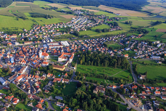 Vue aérienne de Vue de la ville depuis le nord avec le château Meßkirch et l'église Saint-Martin à Meßkirch dans le département Bade-Wurtemberg, Allemagne