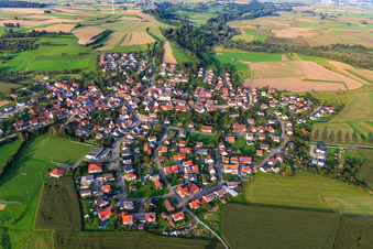 Vue aérienne de Vue du village depuis le sud-ouest à le quartier Blochingen in Mengen dans le département Bade-Wurtemberg, Allemagne