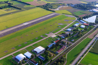 Vue aérienne de Aérodrome de Mengen-Hohentengen sur la B32 à le quartier Beizkofen in Hohentengen dans le département Bade-Wurtemberg, Allemagne