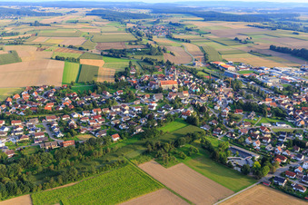 Vue aérienne de Vue du village depuis le nord avec l'église Saint-Michel à Hohentengen dans le département Bade-Wurtemberg, Allemagne