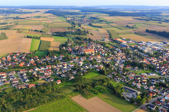 Vue aérienne de Vue du village depuis le nord avec l'église Saint-Michel à Hohentengen dans le département Bade-Wurtemberg, Allemagne