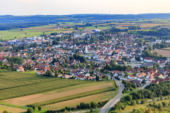 Vue aérienne de Vue de la ville depuis le nord avec l'église catholique romaine à Ostrach dans le département Bade-Wurtemberg, Allemagne