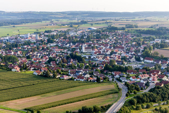 Vue aérienne de Vue des rues et des maisons dans les quartiers résidentiels à Ostrach dans le département Bade-Wurtemberg, Allemagne