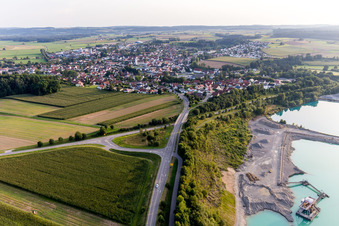 Vue aérienne de Zones riveraines de la gravière à Ostrach dans le département Bade-Wurtemberg, Allemagne