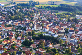 Vue aérienne de Vue de la ville depuis le nord avec l'église catholique romaine à Ostrach dans le département Bade-Wurtemberg, Allemagne