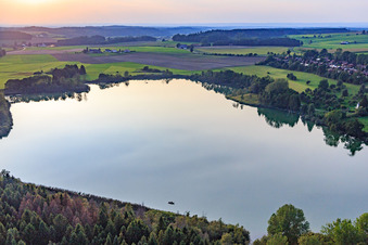 Vue aérienne de Lac le soir à le quartier Ruschweiler in Illmensee dans le département Bade-Wurtemberg, Allemagne