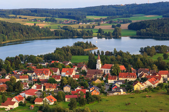 Vue aérienne de Vue du village sur Illmensee depuis le nord-est avec l'église catholique de l'Assomption à Illmensee dans le département Bade-Wurtemberg, Allemagne