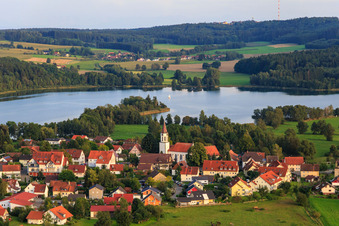 Vue aérienne de Vue du village sur Illmensee depuis le nord-est avec l'église catholique de l'Assomption à Illmensee dans le département Bade-Wurtemberg, Allemagne