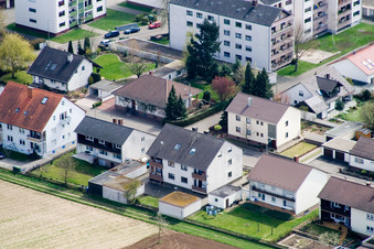 Au château d'eau à Kandel dans le département Rhénanie-Palatinat, Allemagne du point de vue du drone