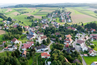 Vue aérienne de Église Saint-Oswald au centre du village à le quartier Mindersdorf in Hohenfels dans le département Bade-Wurtemberg, Allemagne