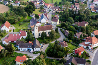 Vue aérienne de Église Saint-Oswald au centre du village à le quartier Mindersdorf in Hohenfels dans le département Bade-Wurtemberg, Allemagne