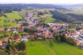 Vue aérienne de Vue de la ville depuis le nord-est à le quartier Zoznegg in Mühlingen dans le département Bade-Wurtemberg, Allemagne