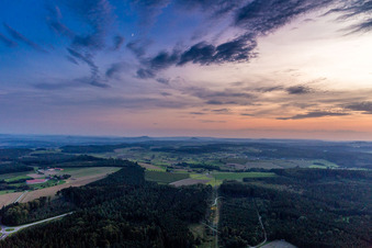 Vue aérienne de Paysage volcanique du Hegau au coucher du soleil à Engen dans le département Bade-Wurtemberg, Allemagne