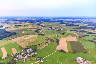 Vue aérienne de Quartier de Volkertsweiler dans la vallée de Krumbach jusqu'à Boll à le quartier Holzach in Neuhausen ob Eck dans le département Bade-Wurtemberg, Allemagne