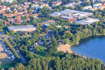 Vue aérienne de Plage du lac de baignade Bensheim le soir à Bensheim dans le département Hesse, Allemagne