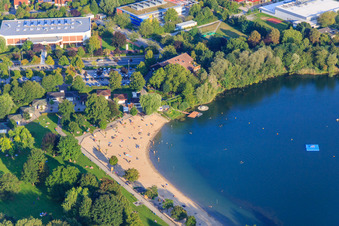 Vue aérienne de Plage du lac de baignade Bensheim le soir à Bensheim dans le département Hesse, Allemagne