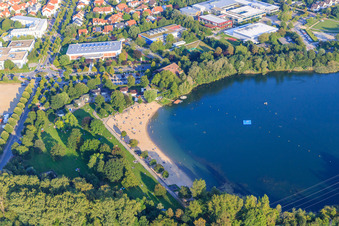 Vue oblique de Plage du lac de baignade Bensheim le soir à Bensheim dans le département Hesse, Allemagne