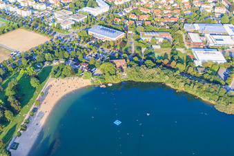 Plage du lac de baignade Bensheim le soir à Bensheim dans le département Hesse, Allemagne hors des airs