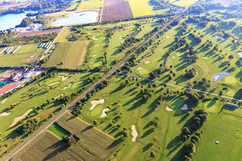 Vue aérienne de La ligne de chemin de fer traverse le terrain de golf du Golf-Club Bensheim eV à Bensheim dans le département Hesse, Allemagne