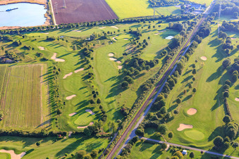 Vue aérienne de La ligne de chemin de fer traverse le terrain de golf du Golf-Club Bensheim eV à Bensheim dans le département Hesse, Allemagne