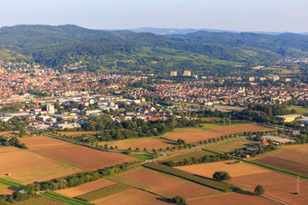 Vue oblique de Vue de la ville au bord de l'Odenwald depuis l'ouest à Heppenheim dans le département Hesse, Allemagne