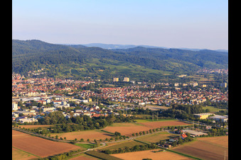 Vue de la ville au bord de l'Odenwald depuis l'ouest à Heppenheim dans le département Hesse, Allemagne d'en haut