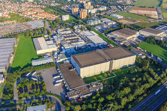 Vue aérienne de Zone industrielle sur l'A5 avec l'usine TLB - UNILEVER et Unilever Deutschland GmbH Heppenheim à Heppenheim dans le département Hesse, Allemagne